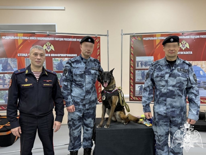 Впервые в Сыктывкаре минно-разыскную собаку наградили медалью Росгвардии