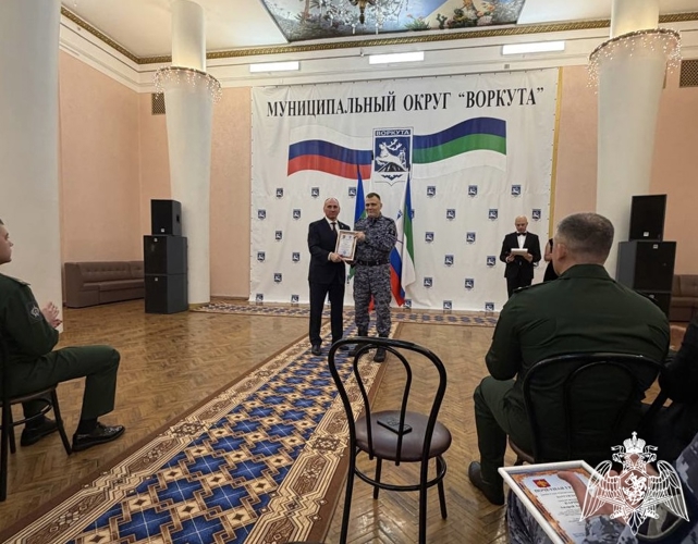 В Воркуте сотрудники вневедомственной охраны Росгвардии приняли участие в торжественном мероприятии ко Дню Героев Отечества