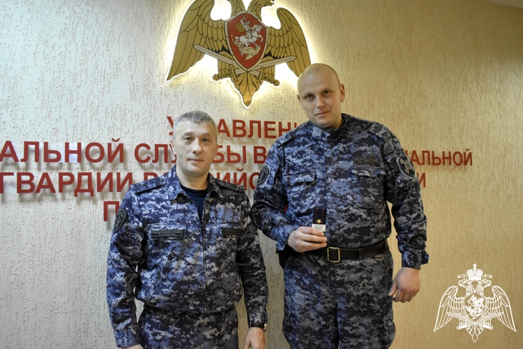 В Сыктывкаре командира строевого подразделения вневедомственной охраны Росгвардии поощрили за высокие результаты служебной деятельности
