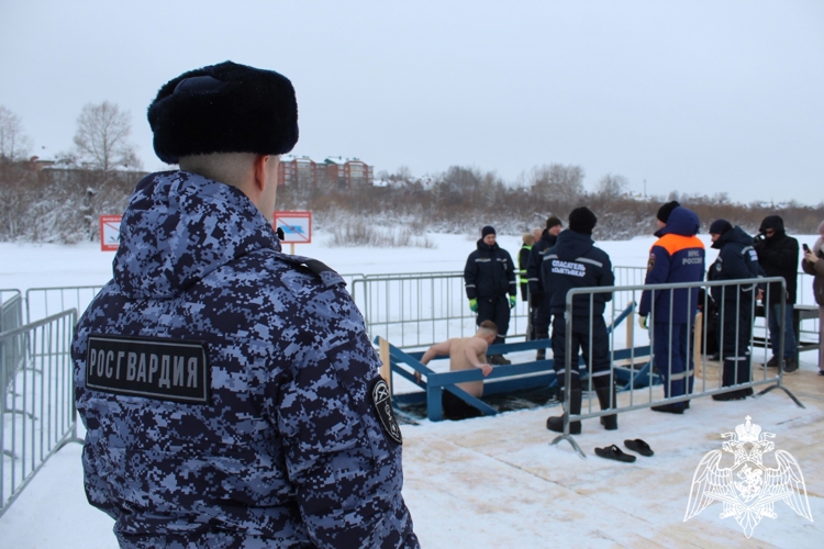 В Республике Коми росгвардейцы обеспечивают охрану общественного порядка во время празднования Крещения Господня