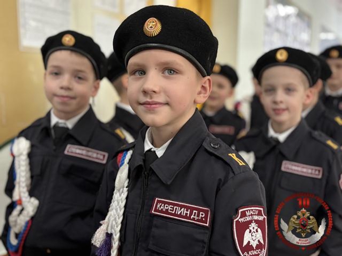 В Республике Коми представители Росгвардии торжественно вручили погоны подшефным кадетам Русской гимназии 
