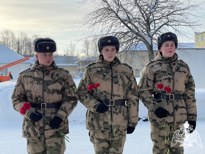 Военнослужащие Центра подготовки личного состава Росгвардии возложили цветы к памятнику Александра Сергеевича Пушкина (видео)