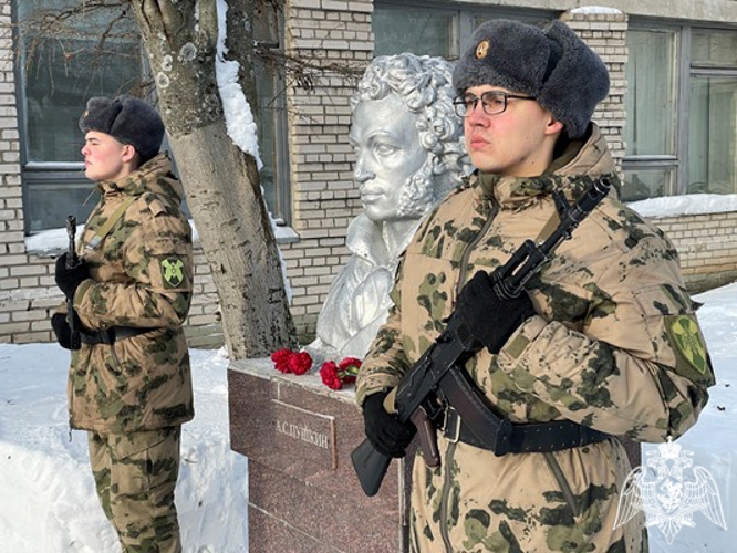 Военнослужащие Центра подготовки личного состава Росгвардии возложили цветы к памятнику Александра Сергеевича Пушкина (видео)