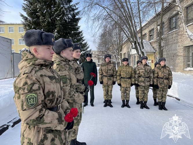 Военнослужащие Центра подготовки личного состава Росгвардии возложили цветы к памятнику Александра Сергеевича Пушкина (видео)