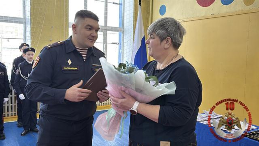 В Республике Коми представители Росгвардии торжественно вручили погоны подшефным кадетам Русской гимназии 