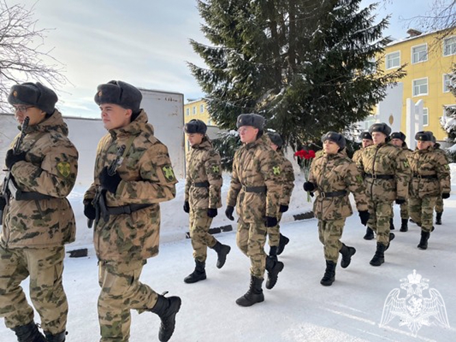 Военнослужащие Центра подготовки личного состава Росгвардии возложили цветы к памятнику Александра Сергеевича Пушкина (видео)