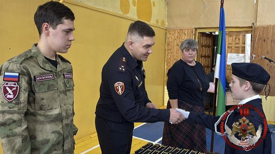 В Республике Коми представители Росгвардии торжественно вручили погоны подшефным кадетам Русской гимназии 