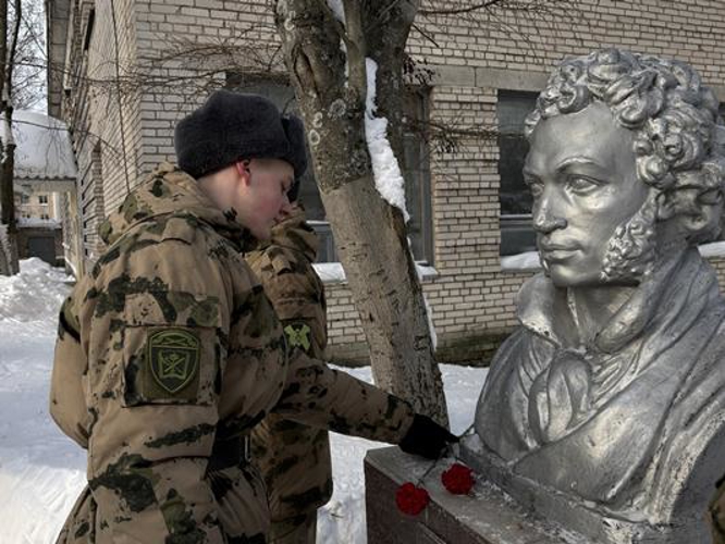 Военнослужащие Центра подготовки личного состава Росгвардии возложили цветы к памятнику Александра Сергеевича Пушкина (видео)