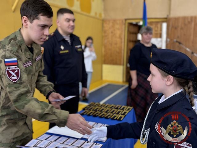 В Республике Коми представители Росгвардии торжественно вручили погоны подшефным кадетам Русской гимназии 