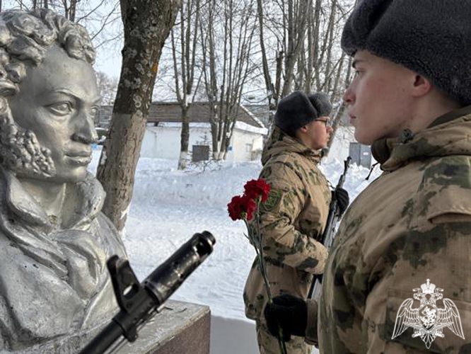 Военнослужащие Центра подготовки личного состава Росгвардии возложили цветы к памятнику Александра Сергеевича Пушкина (видео)