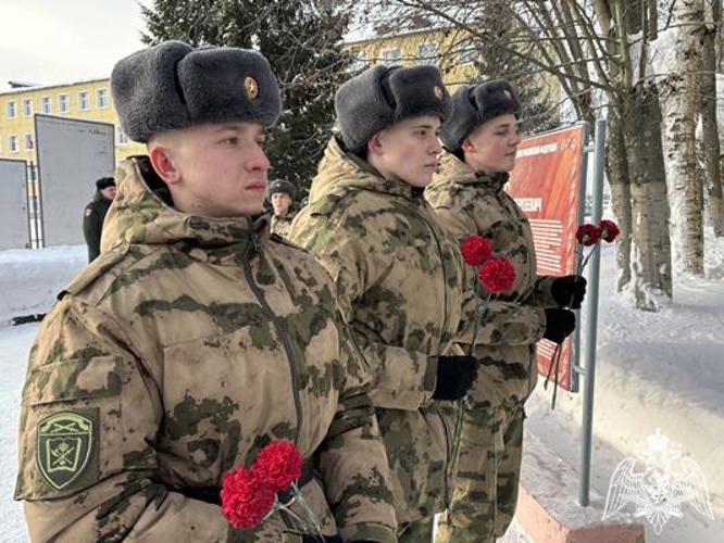 Военнослужащие Центра подготовки личного состава Росгвардии возложили цветы к памятнику Александра Сергеевича Пушкина (видео)