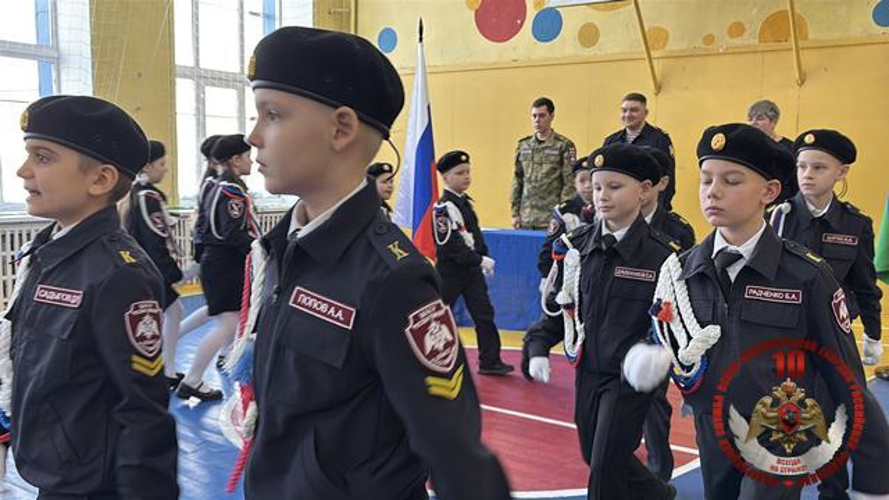 В Республике Коми представители Росгвардии торжественно вручили погоны подшефным кадетам Русской гимназии 