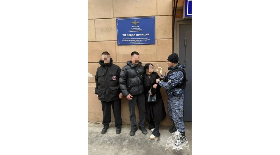 Росгвардия задержала жителей Коми, забравшихся на крышу здания в центре Петербурга