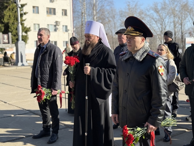 В Сыктывкаре росгвардейцы возложили цветы к мемориалам в преддверии 10-летия ведомства