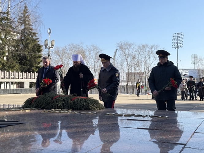 В Сыктывкаре росгвардейцы возложили цветы к мемориалам в преддверии 10-летия ведомства