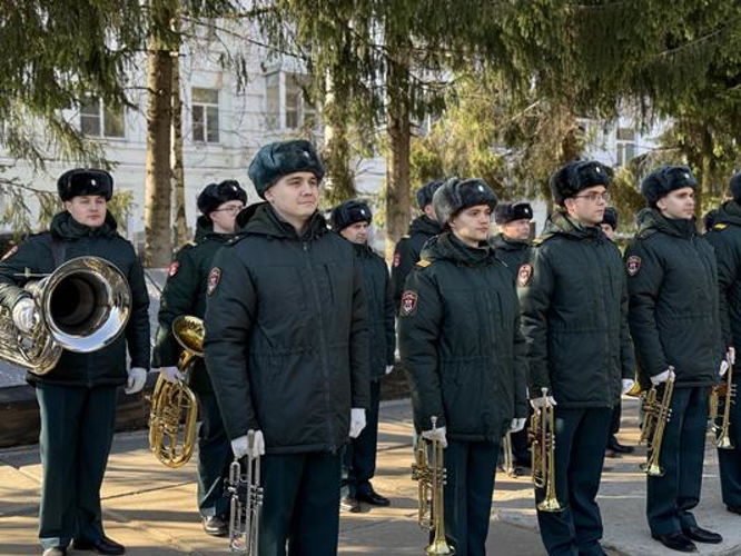 В Сыктывкаре росгвардейцы возложили цветы к мемориалам в преддверии 10-летия ведомства