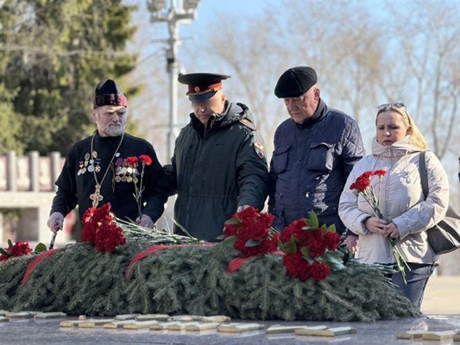 В Сыктывкаре росгвардейцы возложили цветы к мемориалам в преддверии 10-летия ведомства