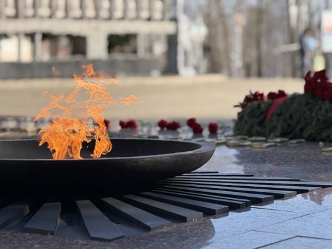 В Сыктывкаре росгвардейцы возложили цветы к мемориалам в преддверии 10-летия ведомства