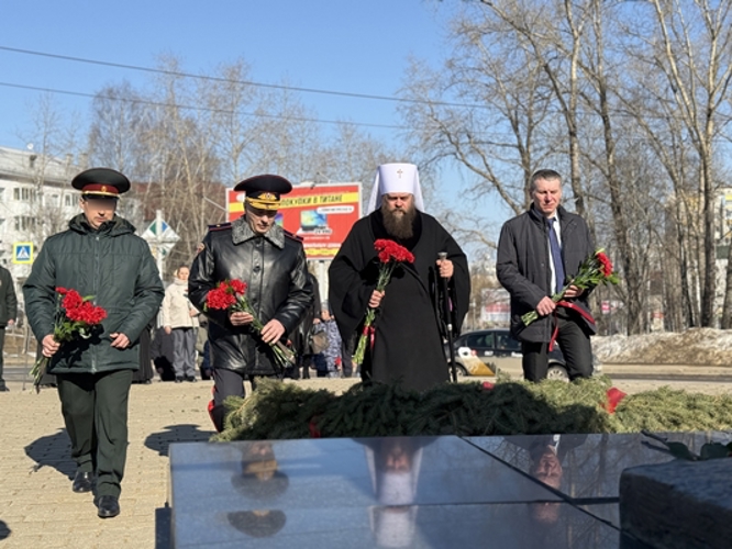В Сыктывкаре росгвардейцы возложили цветы к мемориалам в преддверии 10-летия ведомства
