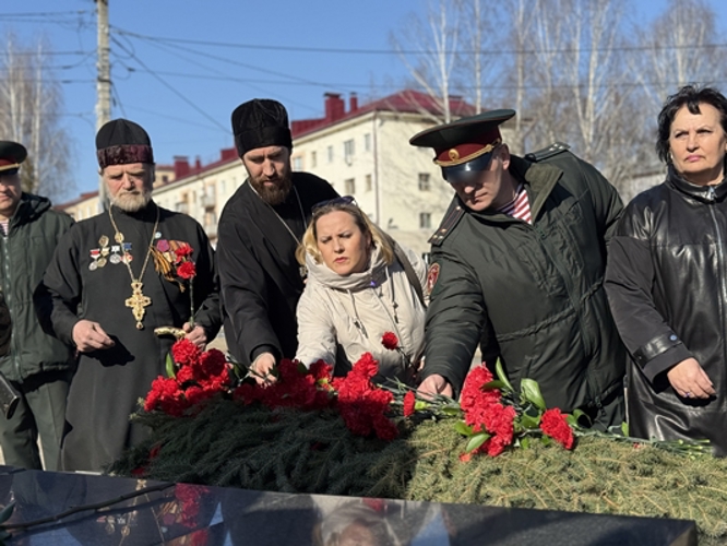 В Сыктывкаре росгвардейцы возложили цветы к мемориалам в преддверии 10-летия ведомства