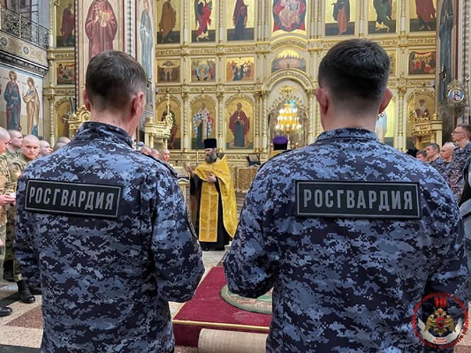 В Сыктывкаре росгвардейцы приняли участие в молебне в честь юбилейных дат ведомства