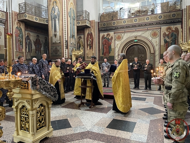 В Сыктывкаре росгвардейцы приняли участие в молебне в честь юбилейных дат ведомства