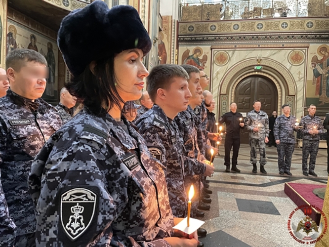 В Сыктывкаре росгвардейцы приняли участие в молебне в честь юбилейных дат ведомства