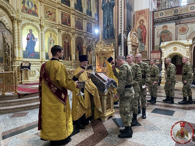 В Сыктывкаре росгвардейцы приняли участие в молебне в честь юбилейных дат ведомства
