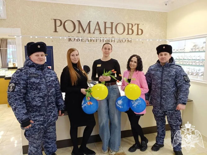В Международный женский день сотрудники Управления вневедомственной охраны по Республике Коми организовали в Сыктывкаре акцию «Цветы от Росгвардии»