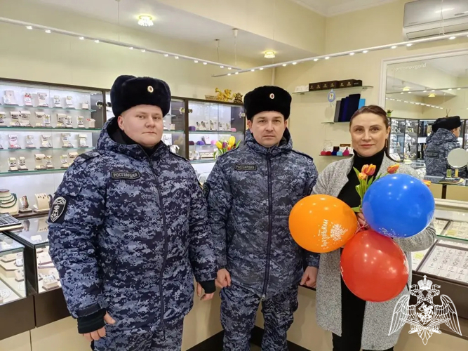 В Международный женский день сотрудники Управления вневедомственной охраны по Республике Коми организовали в Сыктывкаре акцию «Цветы от Росгвардии»