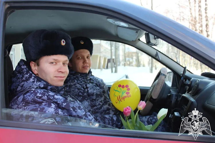 В Международный женский день сотрудники Управления вневедомственной охраны по Республике Коми организовали в Сыктывкаре акцию «Цветы от Росгвардии»