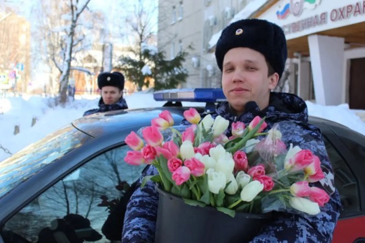 В Международный женский день сотрудники Управления вневедомственной охраны по Республике Коми организовали в Сыктывкаре акцию «Цветы от Росгвардии»