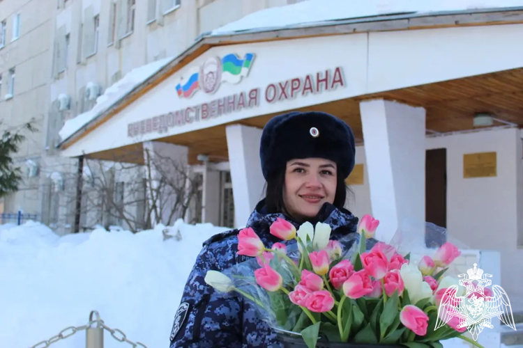 В Международный женский день сотрудники Управления вневедомственной охраны по Республике Коми организовали в Сыктывкаре акцию «Цветы от Росгвардии»