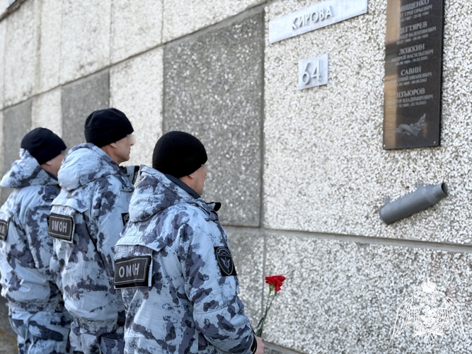 Сотрудники ОМОН «Зырянин» почтили память погибшего боевого товарища
