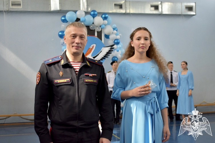 Начальник Управления Росгвардии по Республике Коми посетил кадетский бал в подшефной Выльгортской школе