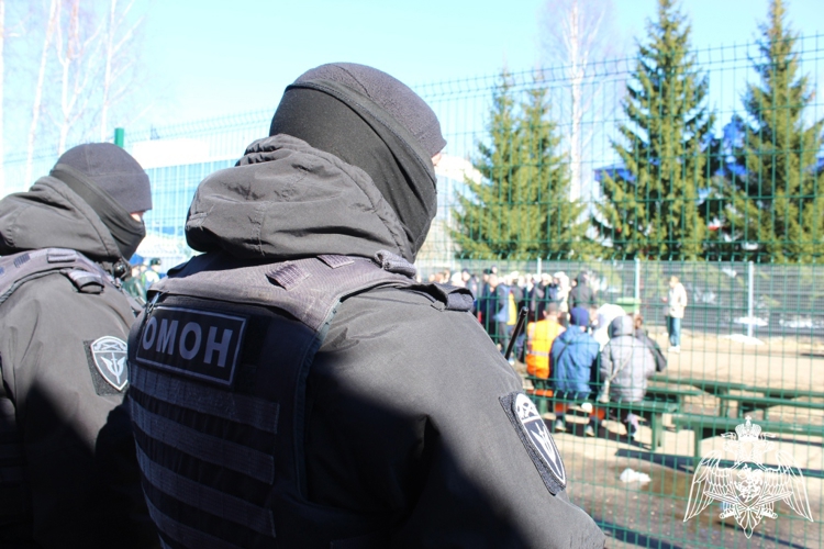Сотрудники ОМОН «Зырянин» обеспечивают безопасность «Поезда Победы» в Сыктывкаре