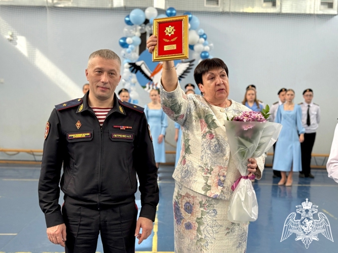 Начальник Управления Росгвардии по Республике Коми посетил кадетский бал в подшефной Выльгортской школе
