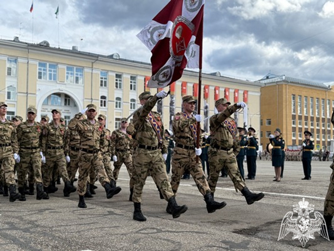 В Сыктывкаре росгвардейцы приняли участие в торжественном шествии в честь празднования Дня Победы