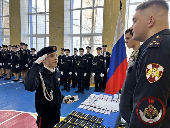 В Республике Коми представители Росгвардии торжественно вручили погоны подшефным кадетам Русской гимназии 