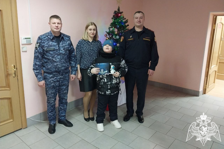 Вневедомственная охрана Росгвардии по Республике Коми приняла участие в акции «Ёлка желаний»
