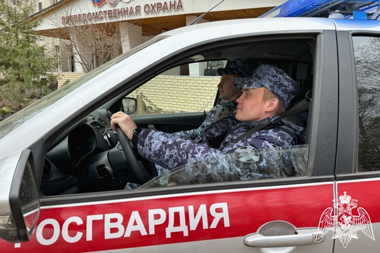 В Сыктывкаре росгвардейцы задержали мужчину, повредившего имущество бара