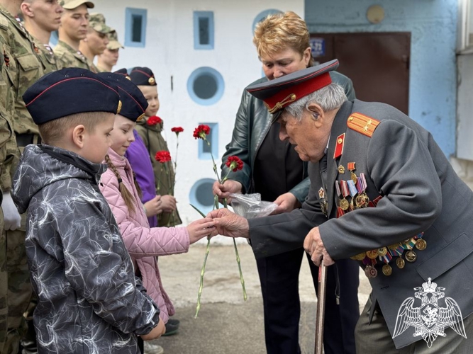 В Сыктывкаре росгвардейцы организовали праздник для ветерана в честь Дня Победы