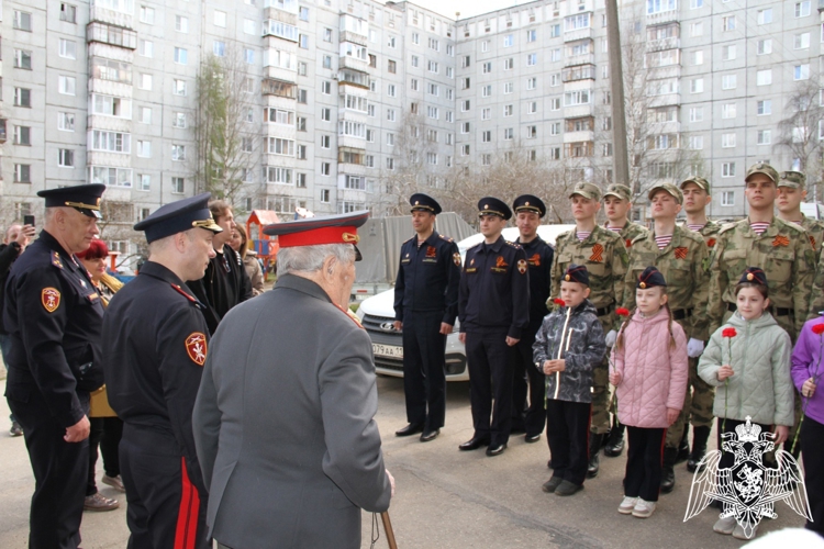 В Сыктывкаре росгвардейцы организовали праздник для ветерана в честь Дня Победы