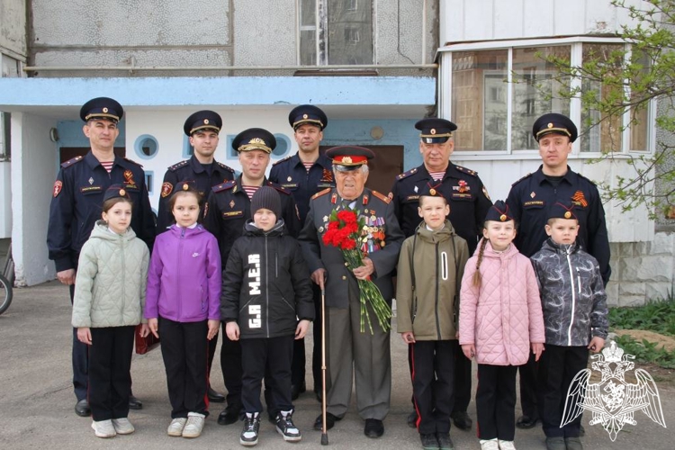 В Сыктывкаре росгвардейцы организовали праздник для ветерана в честь Дня Победы