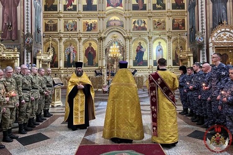 В Сыктывкаре росгвардейцы приняли участие в молебне в честь юбилейных дат ведомства