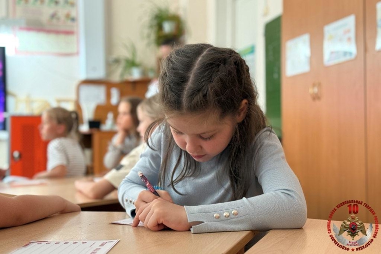 В Сыктывкаре росгвардейцы провели интеллектуальный квиз «Код безопасности» для учащихся Русской гимназии