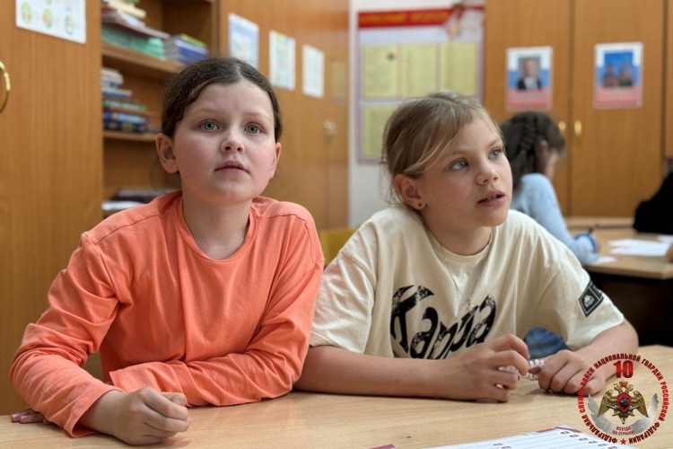 В Сыктывкаре росгвардейцы провели интеллектуальный квиз «Код безопасности» для учащихся Русской гимназии