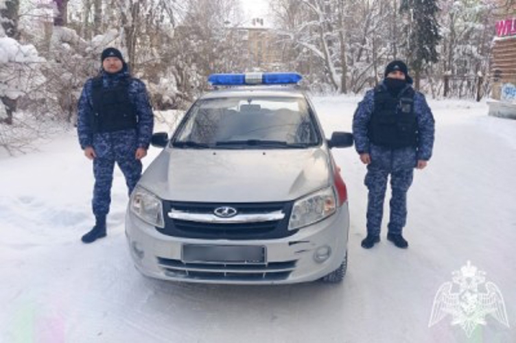 В Ухте сотрудники вневедомственной охраны Росгвардии эвакуировали жильцов дома во время пожара