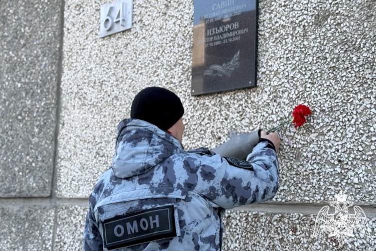 Сотрудники ОМОН «Зырянин» почтили память погибшего боевого товарища