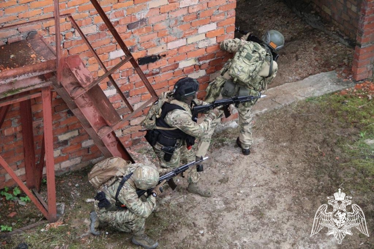 Сотрудники ОМОН «Зырянин» совершенствовали профессиональные навыки в ходе полевых занятий